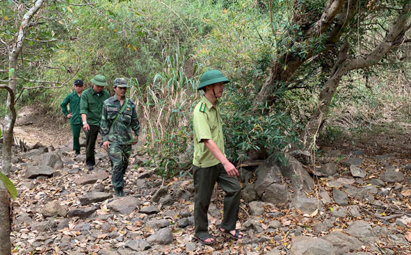 Lực lượng kiểm lâm Khu bảo tồn thiên nhiên Ea Sô đi tuần tra rừng